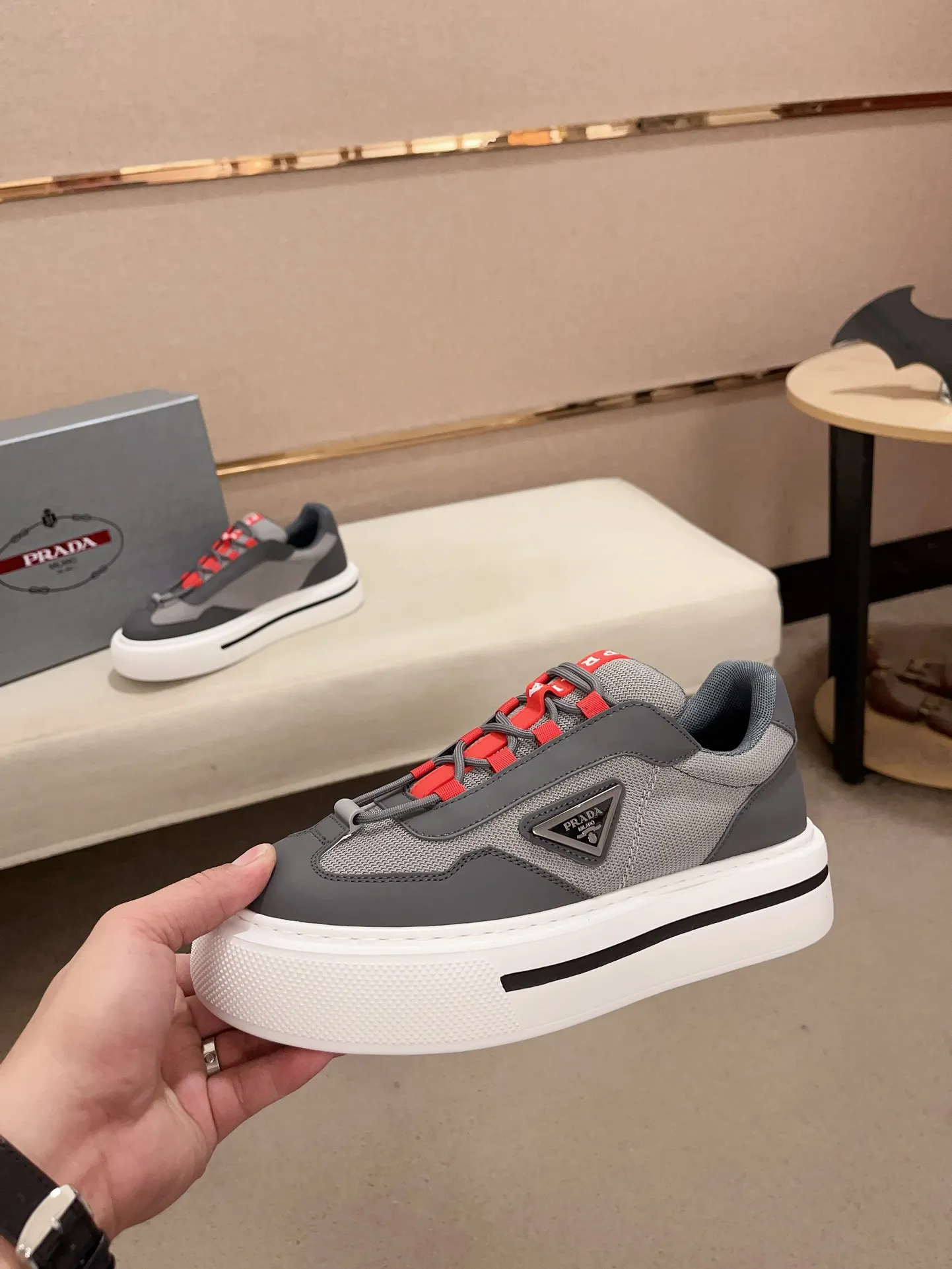 Men's shoes 💰 580💰 ✔️✔️✔️High-quality new PRADA counters are launched at the same time. The new men's shoes and 😘fabrics are selected from first-layer cowhide and are made by pure handicrafts. Lining: Full cowhide lining. 👍🏿 High-end ☄️ air-cushion molded anti-slip rubber outsole, exquisite lines, simple and elegant, comfortable and high-end for leisure travel. Code number: 38 to 44
